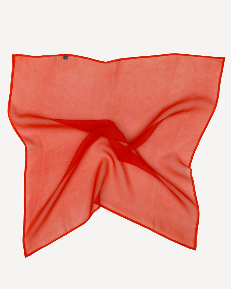 uma röd scarfie